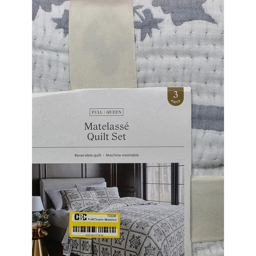 Threshold Matelasse Christmas Quilt Set Snowflake 3pc Reversible Full/Queen